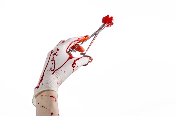 Тема хирургии и медицины: окровавленная рука доктора в перчатке, держащая окровавленный хирургический зажим с мазком и выполняющая операцию на изолированном белом фоне в студии — стоковое фото