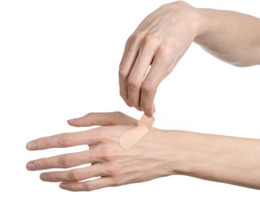 Tıbbi Tema: bir adam için el tıbbi sıva İlkyardım Alçı beyaz bir arka plan üzerinde reklam yapıştırılmış'ın