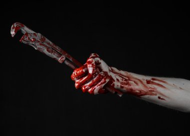 El bir suikastçı, kanlı katil, psikopat, kanlı İngiliz anahtarı kanlı el tutarak bir ayarlanabilir anahtarı, anahtar, deli tesisatçı, kanlı Tema, halloween Tema, siyah arka plan, izole, kanlı