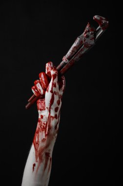 El bir suikastçı, kanlı katil, psikopat, kanlı İngiliz anahtarı kanlı el tutarak bir ayarlanabilir anahtarı, anahtar, deli tesisatçı, kanlı Tema, halloween Tema, siyah arka plan, izole, kanlı