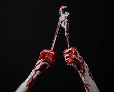 El bir suikastçı, kanlı katil, psikopat, kanlı İngiliz anahtarı kanlı el tutarak bir ayarlanabilir anahtarı, anahtar, deli tesisatçı, kanlı Tema, halloween Tema, siyah arka plan, izole, kanlı