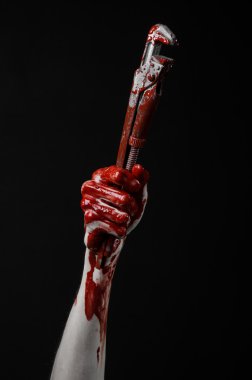 El bir suikastçı, kanlı katil, psikopat, kanlı İngiliz anahtarı kanlı el tutarak bir ayarlanabilir anahtarı, anahtar, deli tesisatçı, kanlı Tema, halloween Tema, siyah arka plan, izole, kanlı