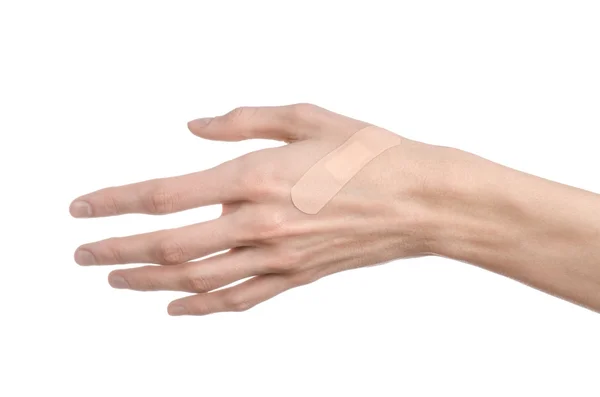 Thème médical : pour la main d'un homme collé plâtre médical premiers soins plâtre publicité sur un fond blanc — Photo