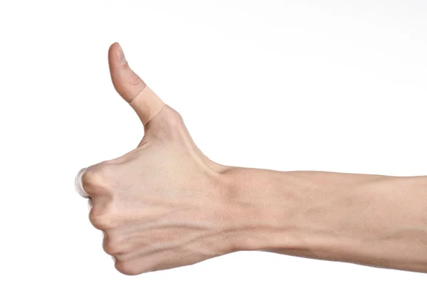 मेडिकल थीम: एक आदमी के हाथ के लिए एक सफेद पृष्ठभूमि पर चिपकने वाला मेडिकल प्लास्टर प्रथम सहायता प्लास्टर विज्ञापन — स्टॉक फ़ोटो, इमेज