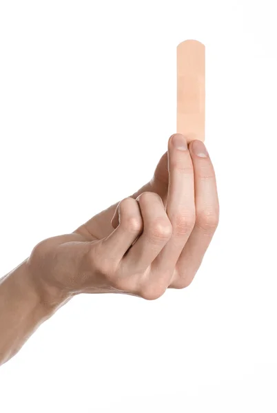 医療テーマ: 男の手接着医療石膏応急処置しっくい白背景に広告を掲載 — ストック写真