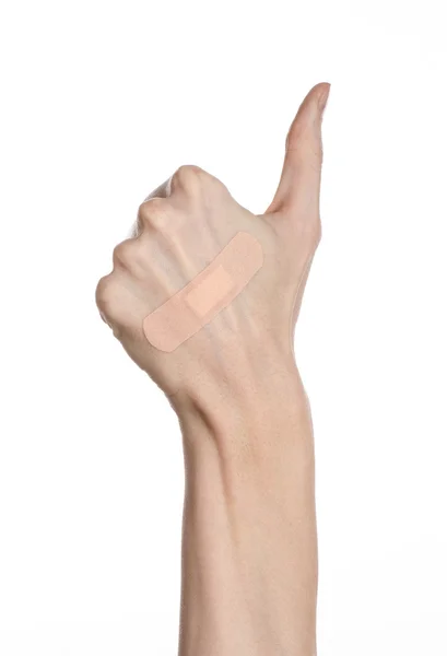 Tema médico: para a mão de um homem colado gesso médico publicidade gesso de primeiros socorros em um fundo branco — Fotografia de Stock