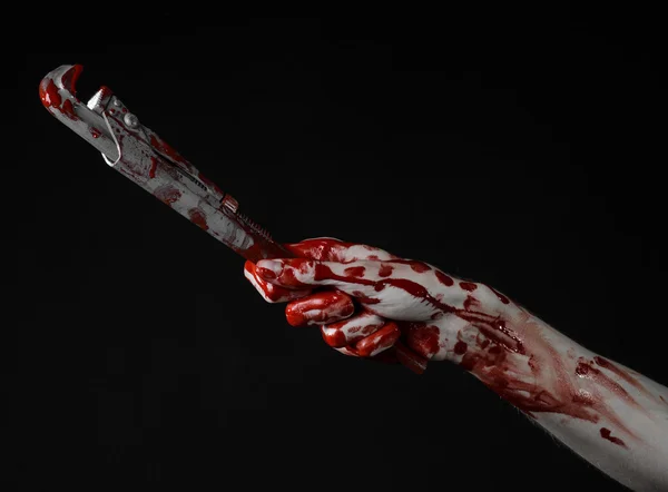 Blodiga handen håller en skiftnyckel, blodiga nyckel, crazy rörmokare, blodiga tema, halloween-tema, svart bakgrund, isolerad, blodiga hand en assassin, bloody mördare, psycho, blodiga monkey wrench — Stockfoto