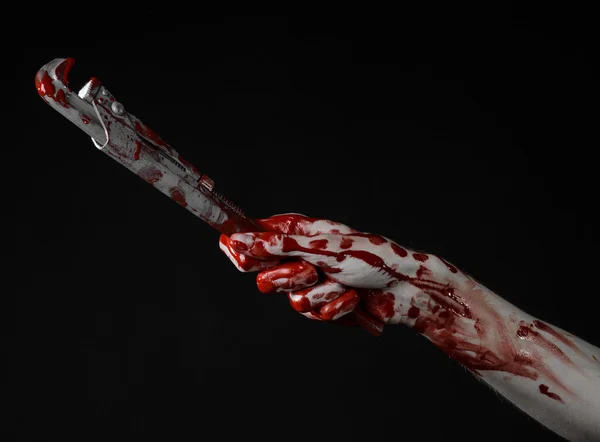 Mano sangrienta sosteniendo una llave ajustable, llave sangrienta, fontanero loco, tema sangriento, tema de Halloween, fondo negro, mano aislada y sangrienta de un asesino, asesino sangriento, psicópata, llave de mono sangrienta — Foto de Stock