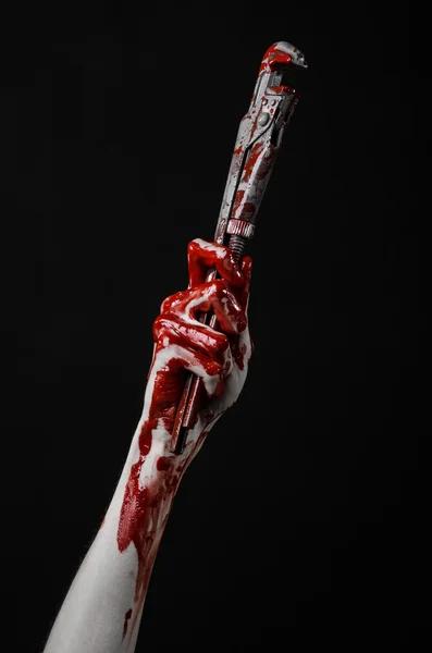 Blutige Hand mit verstellbarem Schraubenschlüssel, blutiger Schlüssel, verrückter Klempner, blutiges Thema, Halloween-Thema, schwarzer Hintergrund, isolierte, blutige Hand eines Attentäters, blutiger Mörder, Psycho, blutiger Affenschlüssel — Stockfoto