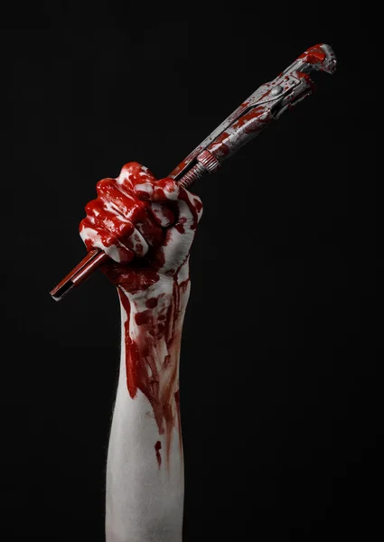 Mano sangrienta sosteniendo una llave ajustable, llave sangrienta, fontanero loco, tema sangriento, tema de Halloween, fondo negro, mano aislada y sangrienta de un asesino, asesino sangriento, psicópata, llave de mono sangrienta —  Fotos de Stock