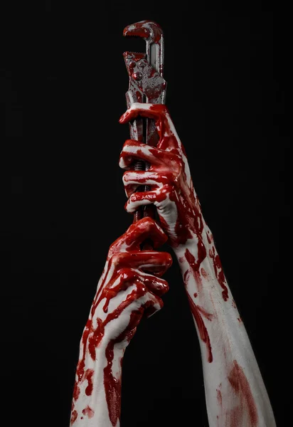 Blutige Hand mit verstellbarem Schraubenschlüssel, blutiger Schlüssel, verrückter Klempner, blutiges Thema, Halloween-Thema, schwarzer Hintergrund, isolierte, blutige Hand eines Attentäters, blutiger Mörder, Psycho, blutiger Affenschlüssel — Stockfoto