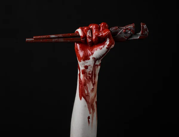 Mano sangrienta sosteniendo una llave ajustable, llave sangrienta, fontanero loco, tema sangriento, tema de Halloween, fondo negro, mano aislada y sangrienta de un asesino, asesino sangriento, psicópata, llave de mono sangrienta — Foto de Stock