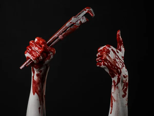 Blutige Hand mit verstellbarem Schraubenschlüssel, blutiger Schlüssel, verrückter Klempner, blutiges Thema, Halloween-Thema, schwarzer Hintergrund, isolierte, blutige Hand eines Attentäters, blutiger Mörder, Psycho, blutiger Affenschlüssel — Stockfoto