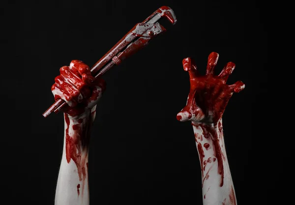 Mano sangrienta sosteniendo una llave ajustable, llave sangrienta, fontanero loco, tema sangriento, tema de Halloween, fondo negro, mano aislada y sangrienta de un asesino, asesino sangriento, psicópata, llave de mono sangrienta —  Fotos de Stock