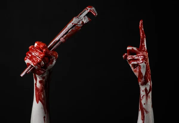 Blutige Hand mit verstellbarem Schraubenschlüssel, blutiger Schlüssel, verrückter Klempner, blutiges Thema, Halloween-Thema, schwarzer Hintergrund, isolierte, blutige Hand eines Attentäters, blutiger Mörder, Psycho, blutiger Affenschlüssel — Stockfoto