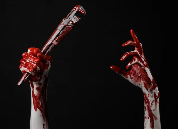Blutige Hand mit verstellbarem Schraubenschlüssel, blutiger Schlüssel, verrückter Klempner, blutiges Thema, Halloween-Thema, schwarzer Hintergrund, isolierte, blutige Hand eines Attentäters, blutiger Mörder, Psycho, blutiger Affenschlüssel — Stockfoto