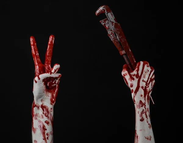 Krwawy ręka trzyma klucz nastawny, krwawe klucz, szalony hydraulik, krwawe tematu, tematu halloween, czarne tło, na białym tle, krwawa ręka zabójca, morderca krwawe, psycho, krwawe monkey wrench — Zdjęcie stockowe