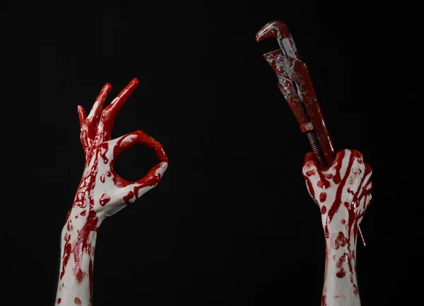 Blutige Hand mit verstellbarem Schraubenschlüssel, blutiger Schlüssel, verrückter Klempner, blutiges Thema, Halloween-Thema, schwarzer Hintergrund, isolierte, blutige Hand eines Attentäters, blutiger Mörder, Psycho, blutiger Affenschlüssel — Stockfoto