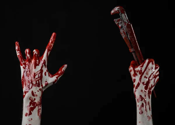 Blodiga handen håller en skiftnyckel, blodiga nyckel, crazy rörmokare, blodiga tema, halloween-tema, svart bakgrund, isolerad, blodiga hand en assassin, bloody mördare, psycho, blodiga monkey wrench — Stockfoto