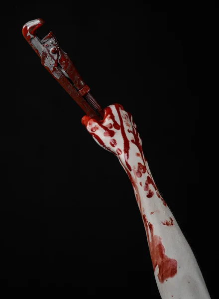 Blutige Hand mit verstellbarem Schraubenschlüssel, blutiger Schlüssel, verrückter Klempner, blutiges Thema, Halloween-Thema, schwarzer Hintergrund, isolierte, blutige Hand eines Attentäters, blutiger Mörder, Psycho, blutiger Affenschlüssel — Stockfoto