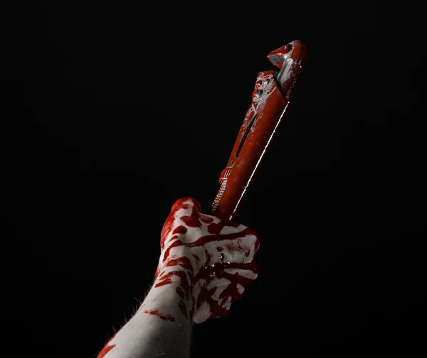 Blutige Hand mit verstellbarem Schraubenschlüssel, blutiger Schlüssel, verrückter Klempner, blutiges Thema, Halloween-Thema, schwarzer Hintergrund, isolierte, blutige Hand eines Attentäters, blutiger Mörder, Psycho, blutiger Affenschlüssel — Stockfoto