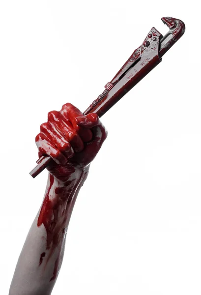 Mano sangrienta sosteniendo una llave ajustable, llave sangrienta, fontanero loco, tema sangriento, tema de Halloween, fondo blanco, mano aislada y sangrienta de un asesino, asesino sangriento, psicópata, llave de mono sangrienta —  Fotos de Stock