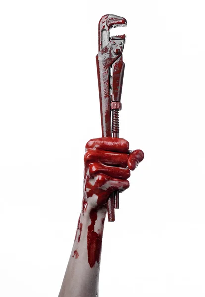 Mano sangrienta sosteniendo una llave ajustable, llave sangrienta, fontanero loco, tema sangriento, tema de Halloween, fondo blanco, mano aislada y sangrienta de un asesino, asesino sangriento, psicópata, llave de mono sangrienta — Foto de Stock