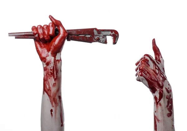 Mano sangrienta sosteniendo una llave ajustable, llave sangrienta, fontanero loco, tema sangriento, tema de Halloween, fondo blanco, aislado, mano sangrienta de un asesino, asesino sangriento, psicópata, llave de mono sangriento —  Fotos de Stock
