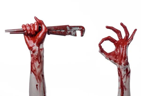 Mano sangrienta sosteniendo una llave ajustable, llave sangrienta, fontanero loco, tema sangriento, tema de Halloween, fondo blanco, aislado, mano sangrienta de un asesino, asesino sangriento, psicópata, llave de mono sangriento — Foto de Stock