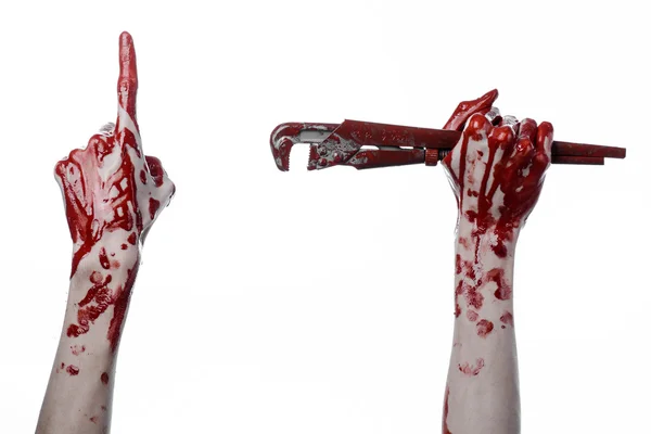 Blutige Hand mit verstellbarem Schraubenschlüssel, blutiger Schlüssel, verrückter Klempner, blutiges Thema, Halloween-Thema, weißer Hintergrund, isolierte, blutige Hand eines Attentäters, blutiger Mörder, Psycho, blutiger Affenschlüssel — Stockfoto