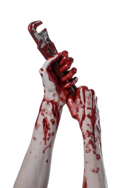 Mano insanguinata con chiave regolabile, chiave insanguinata, idraulico pazzo, tema insanguinato, tema di Halloween, sfondo bianco, mano isolata e sanguinosa di un assassino, assassino sanguinario, psicopatico, chiave della scimmia sanguinante — Foto Stock