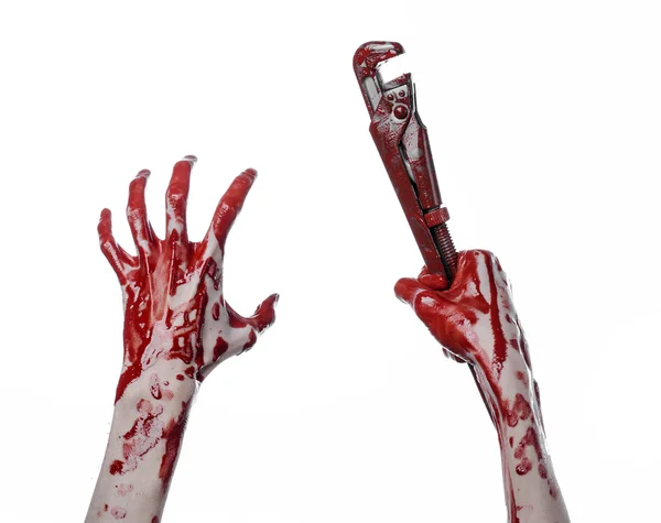 Blodiga handen håller en skiftnyckel, blodiga nyckel, crazy rörmokare, blodiga tema, halloween-tema, vit bakgrund, isolerad, blodiga handen av en assassin, bloody mördare, psycho, blodiga monkey wrenc — Stockfoto
