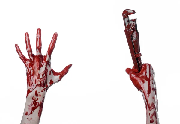 Mano sangrienta sosteniendo una llave ajustable, llave sangrienta, fontanero loco, tema sangriento, tema de Halloween, fondo blanco, aislado, mano sangrienta de un asesino, asesino sangriento, psicópata, llave de mono sangriento — Foto de Stock