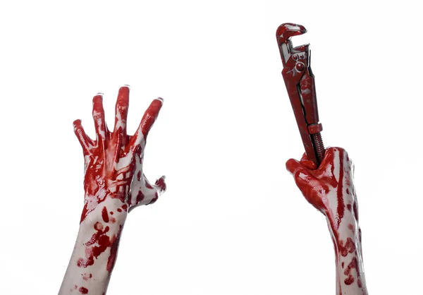 Mano sangrienta sosteniendo una llave ajustable, llave sangrienta, fontanero loco, tema sangriento, tema de Halloween, fondo blanco, aislado, mano sangrienta de un asesino, asesino sangriento, psicópata, llave de mono sangriento — Foto de Stock