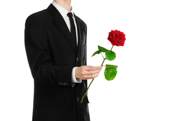 Tema Día de San Valentín y Día de la Mujer: la mano del hombre en un traje con una rosa roja aislada sobre fondo blanco en el estudio —  Fotos de Stock