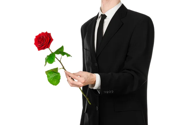 Thème de la Saint-Valentin et de la fête des femmes : main d'homme en costume tenant une rose rouge isolée sur fond blanc en studio — Photo
