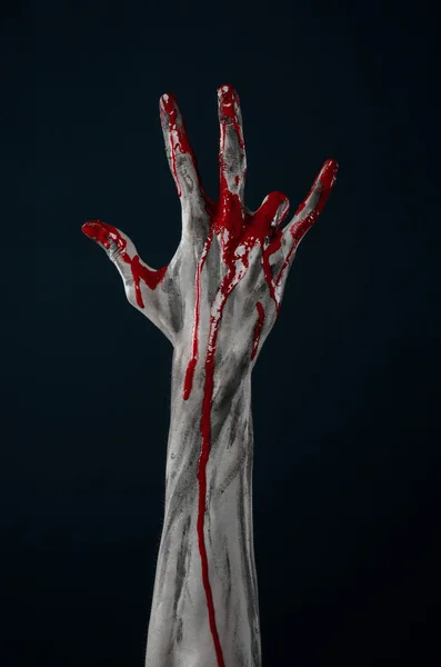 Tema de Halloween sangriento: horrible demonio zombi manos sangrientas sobre un fondo negro — Foto de Stock