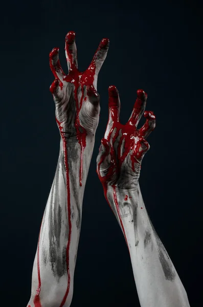 Bloody Halloween téma: hroznou zombie démon krvavé ruce na černém pozadí — Stock fotografie