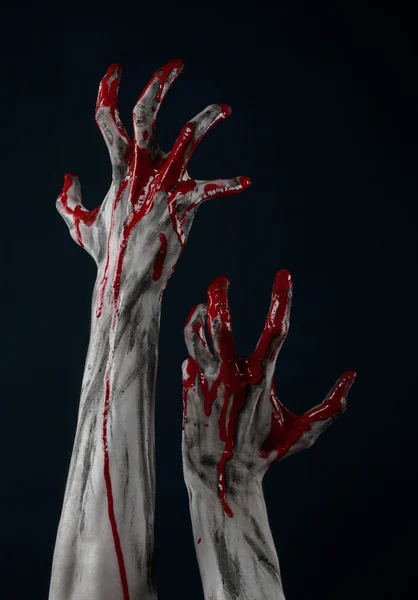 Tema Halloween Berdarah: mengerikan zombie tangan berdarah di latar belakang hitam — Stok Foto