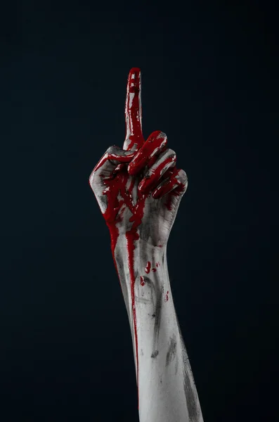 Tema de Halloween sangriento: horrible demonio zombi manos sangrientas sobre un fondo negro —  Fotos de Stock