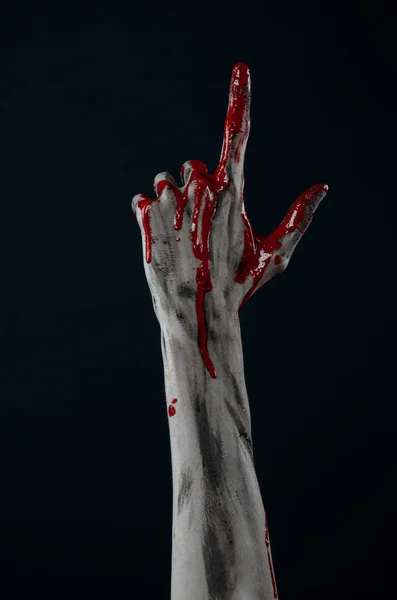 Bloedige Halloween thema: verschrikkelijk zombie demon bloedige handen op een zwarte achtergrond — Stockfoto