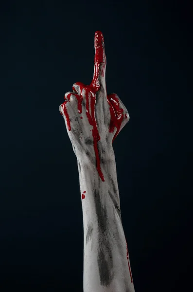 Tema de Halloween sangriento: horrible demonio zombi manos sangrientas sobre un fondo negro —  Fotos de Stock