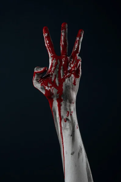Blodiga Halloween tema: hemsk zombie demon blodiga händerna på en svart bakgrund — Stockfoto