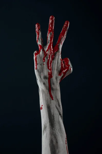Blutiges Halloween-Thema: schreckliche Zombie-Dämonen blutige Hände auf schwarzem Hintergrund — Stockfoto
