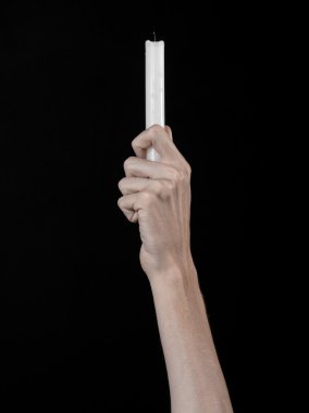 bir mum tutan eller, bir mum yaktı, siyah arka plan, yalnızlık, sıcaklık, karanlık, eller ölüm, eller cadı