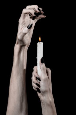 bir mum tutan eller, bir mum yaktı, siyah arka plan, yalnızlık, sıcaklık, karanlık, eller ölüm, eller cadı