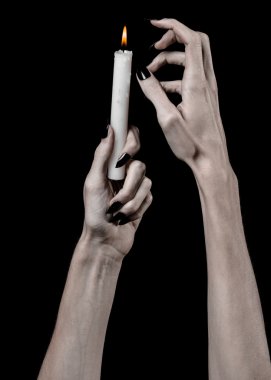 bir mum tutan eller, bir mum yaktı, siyah arka plan, yalnızlık, sıcaklık, karanlık, eller ölüm, eller cadı