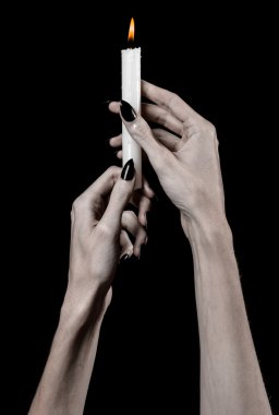 bir mum tutan eller, bir mum yaktı, siyah arka plan, yalnızlık, sıcaklık, karanlık, eller ölüm, eller cadı