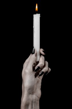 bir mum tutan eller, bir mum yaktı, siyah arka plan, yalnızlık, sıcaklık, karanlık, eller ölüm, eller cadı