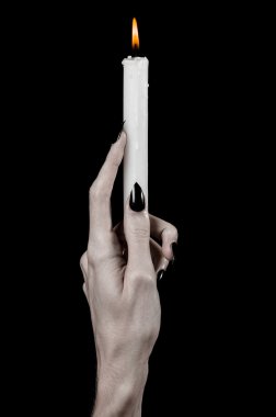 bir mum tutan eller, bir mum yaktı, siyah arka plan, yalnızlık, sıcaklık, karanlık, eller ölüm, eller cadı